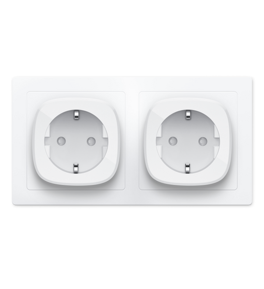 Zwei Eve Energy Stecker in der Matter-Version in einer Steckdose.