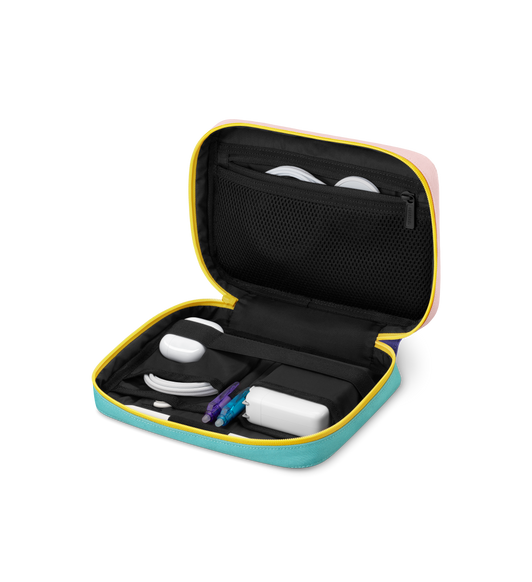Herschel Burrard Organizer Tech Case, Reißverschluss offen, Netzteil, Kabel und AirPods Case in Aufbewahrungstaschen, zwei Stifte in den Stifthaltern, MagSafe Ladegerät in Mesh-Reißverschlusstasche