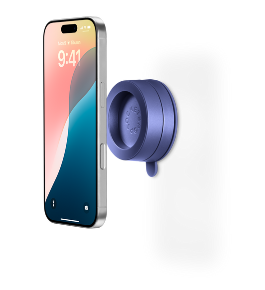 PopSockets MagSafe Suction PopMount 吸盘式固定座正准备通过 MagSafe 磁吸圆环吸附到旁边的 iPhone 上。
