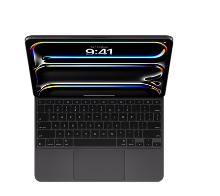 iPad Air 貼上白色精妙鍵盤，白色按鍵配備灰色字體、倒 T 形排列的方向鍵、功能鍵列、內置觸控板
